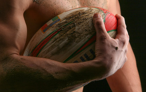 Atleta A Torso Nudo Con Pallone Da Rugby